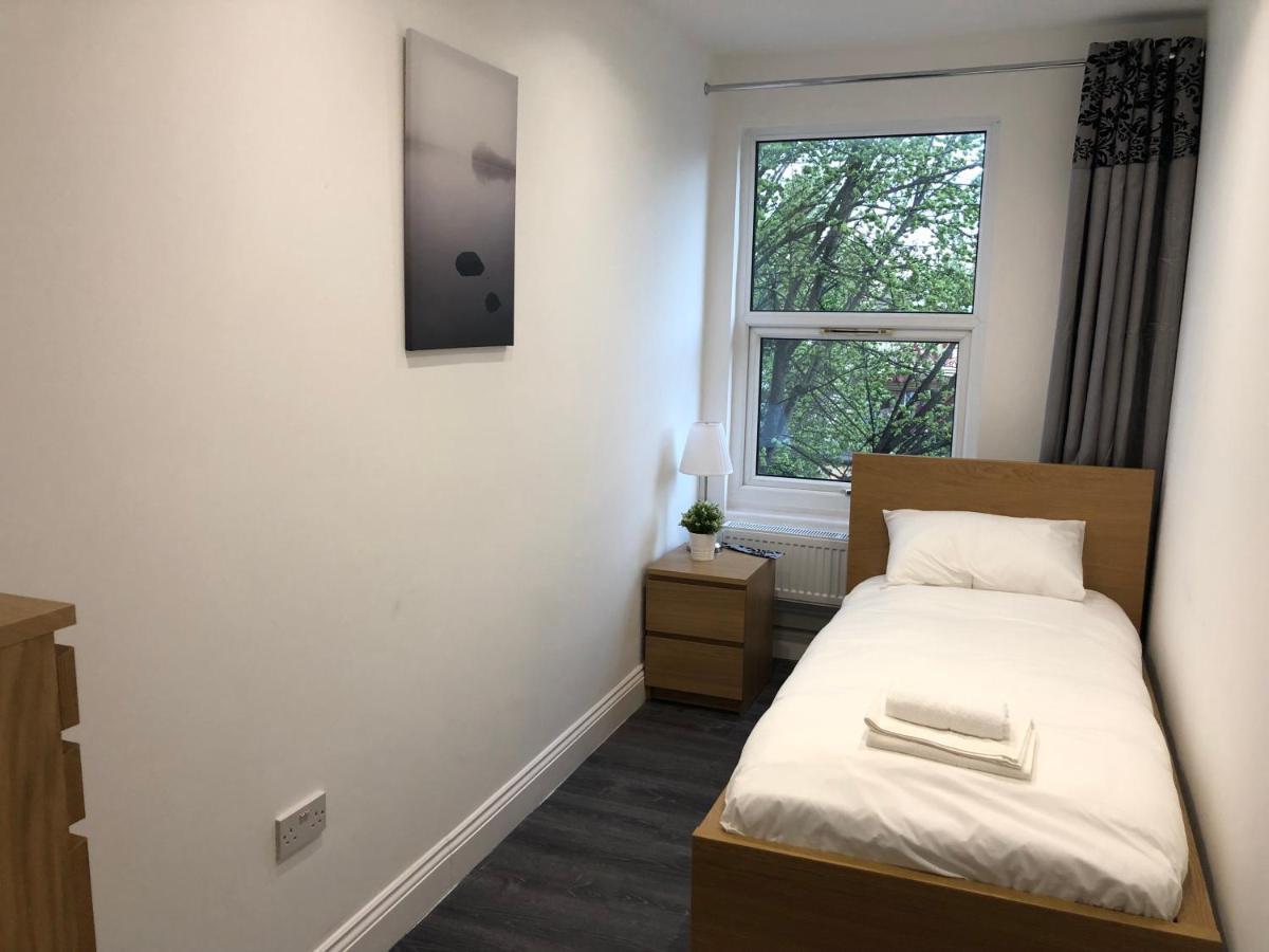The Broadway Hotel - London Heathrow Саутхолл Экстерьер фото
