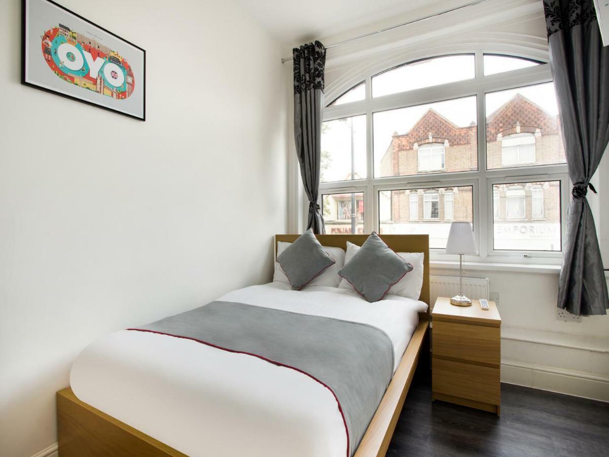 The Broadway Hotel - London Heathrow Саутхолл Экстерьер фото